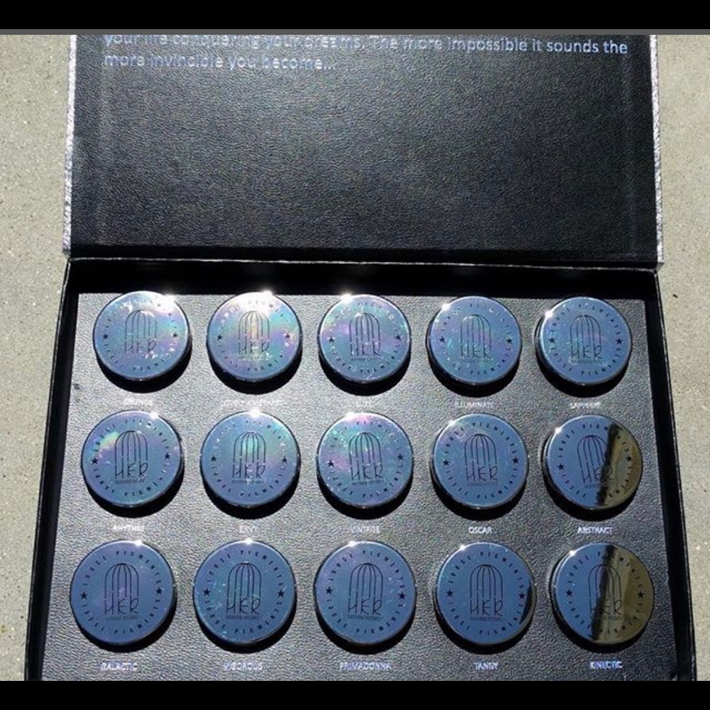 15 piece Loose pigment set with box .